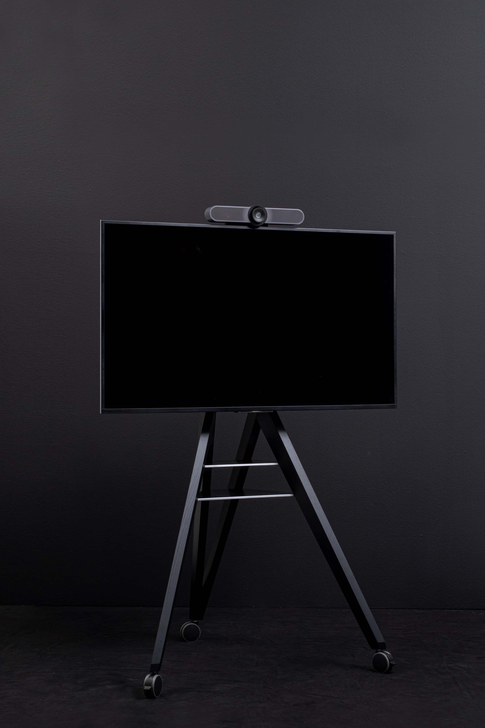 schwarzer Monitorständer Front Row vor schwarzem Hintergrund