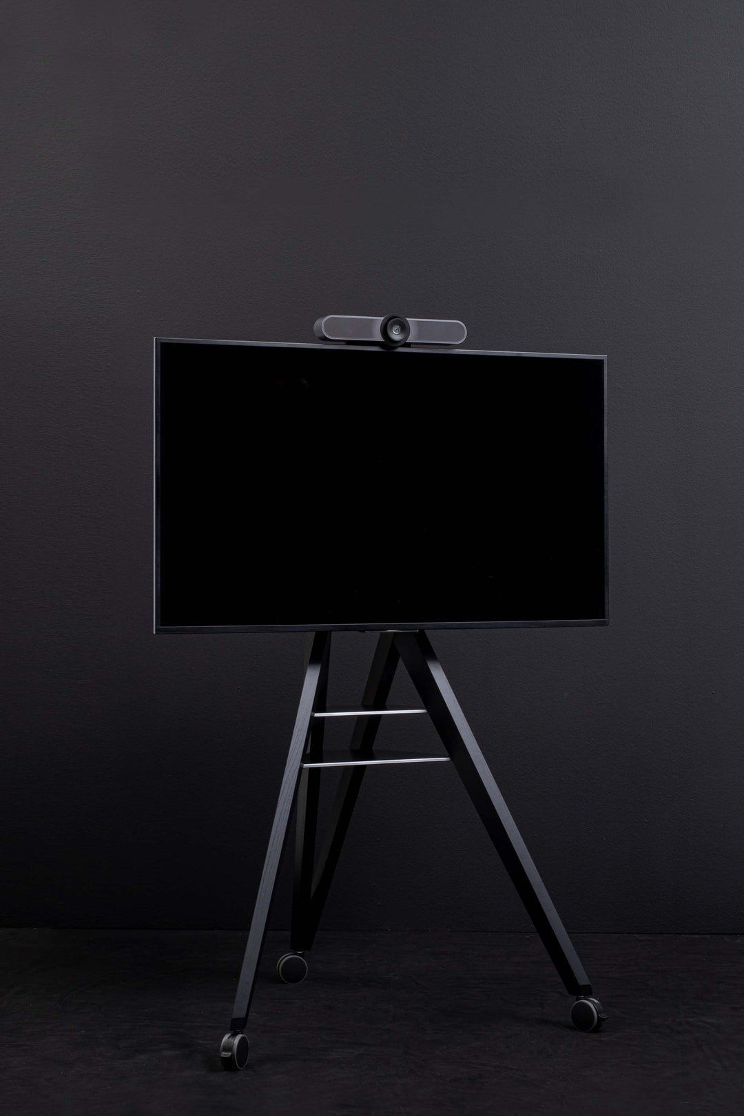 schwarzer Monitorständer Front Row vor schwarzem Hintergrund